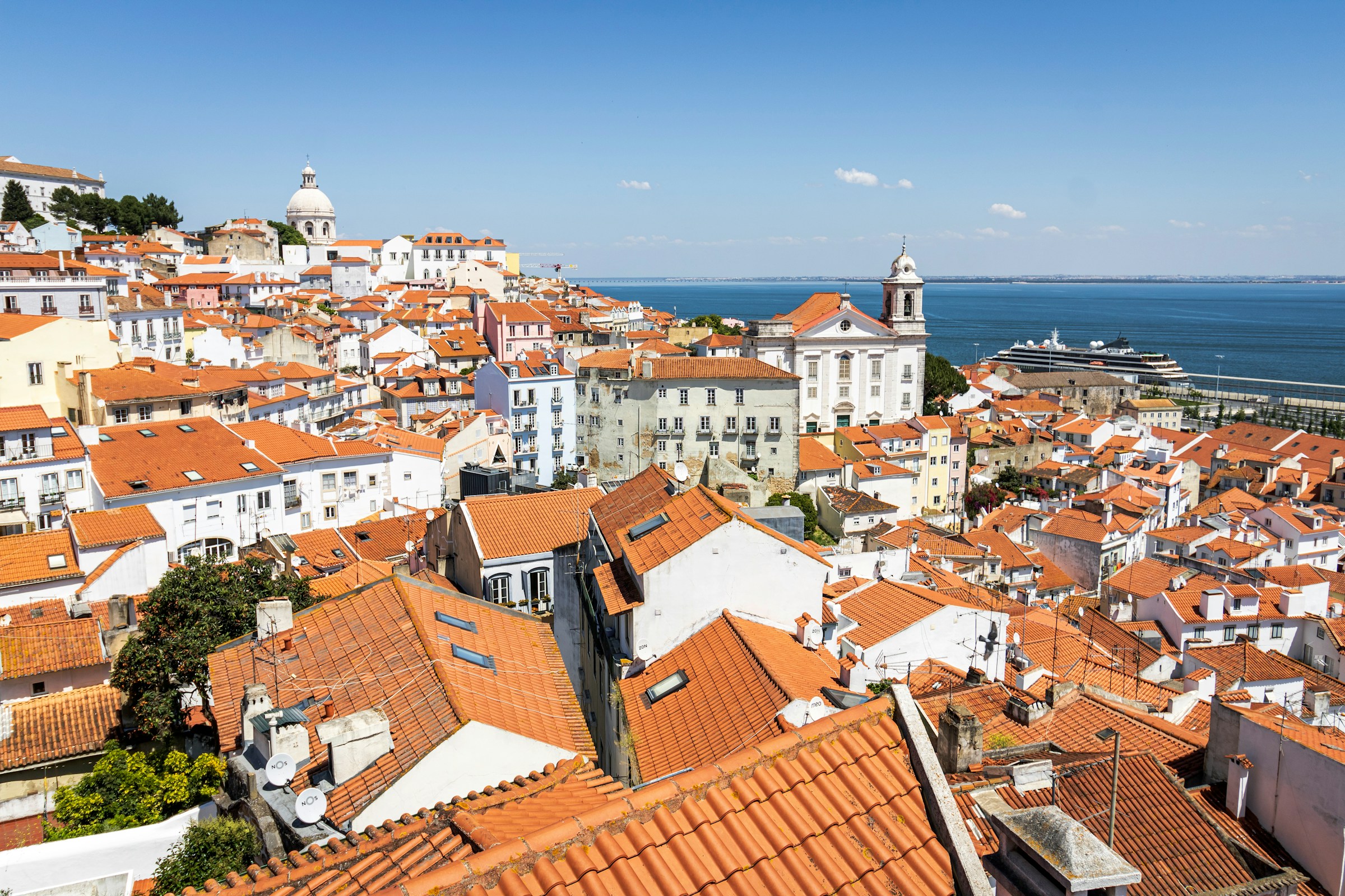 Vista real de Alfama y el río Tajo