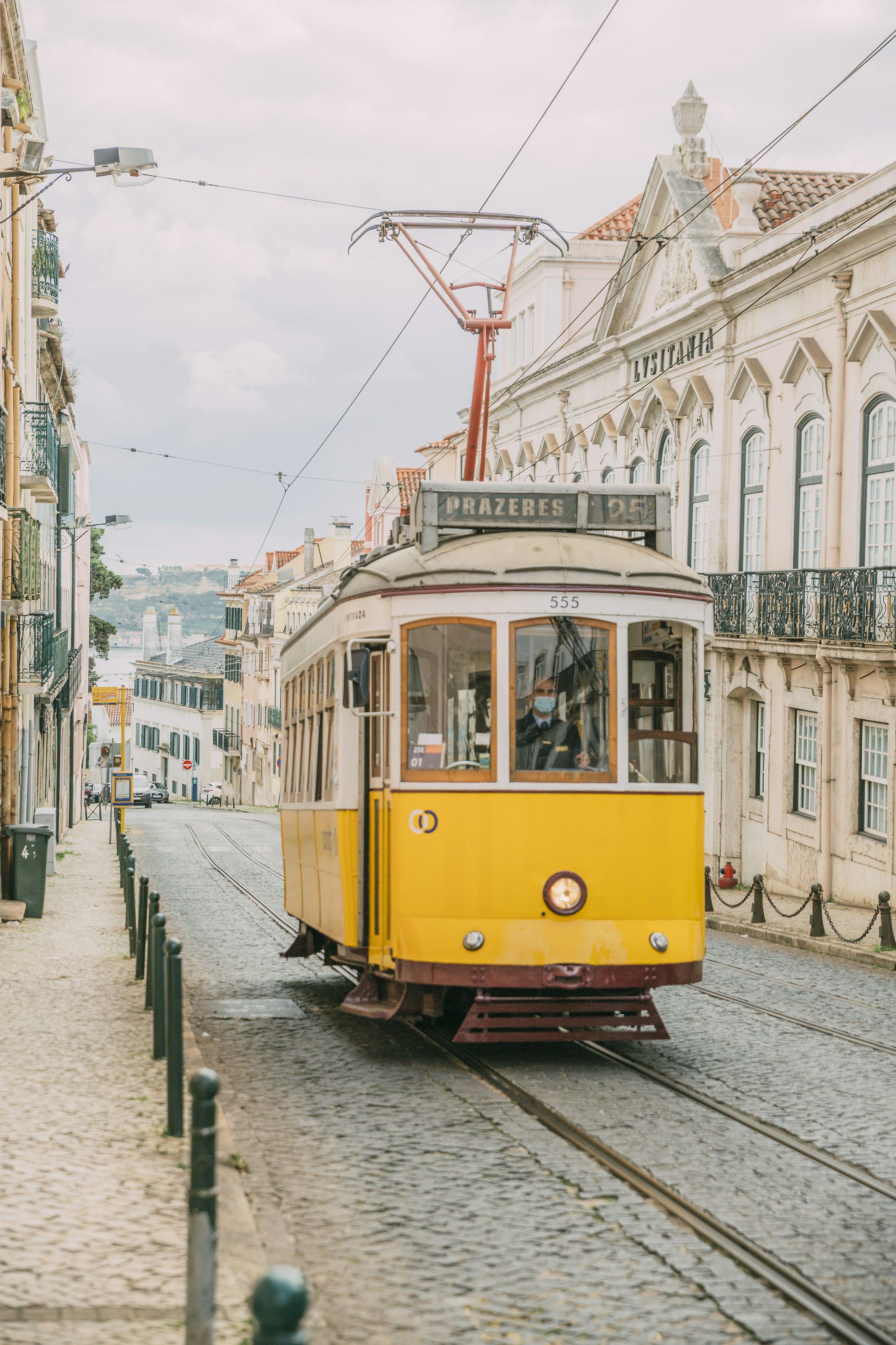 Tranvía amarillo real en Lisboa